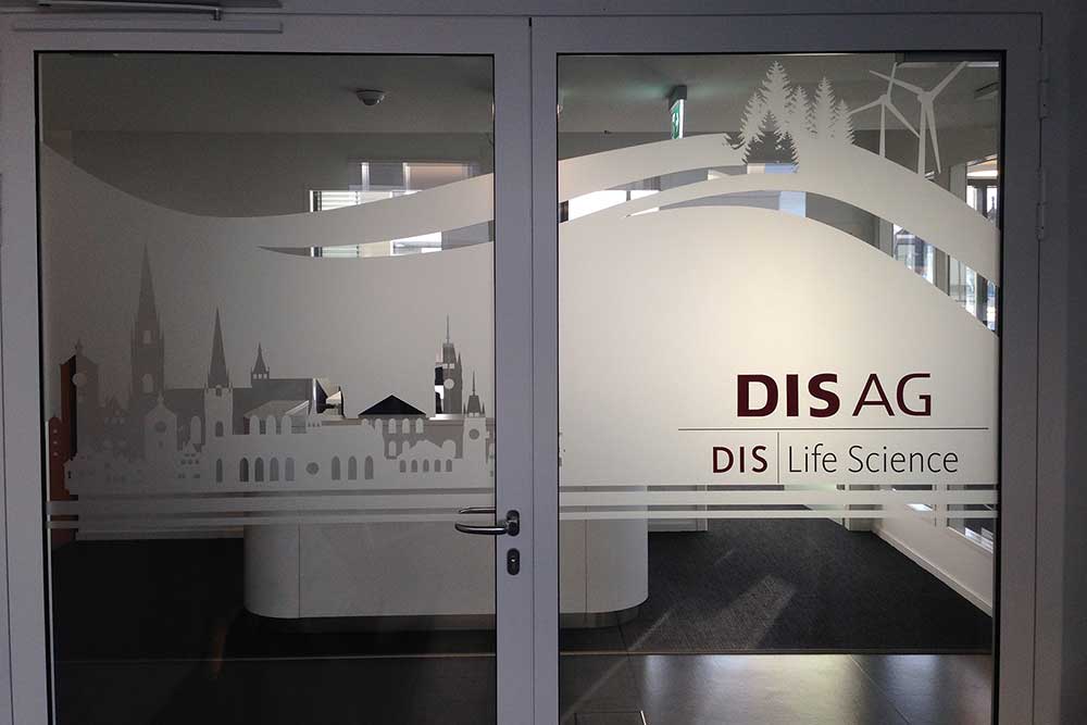 Eingangstür in transparenter Folientechnik